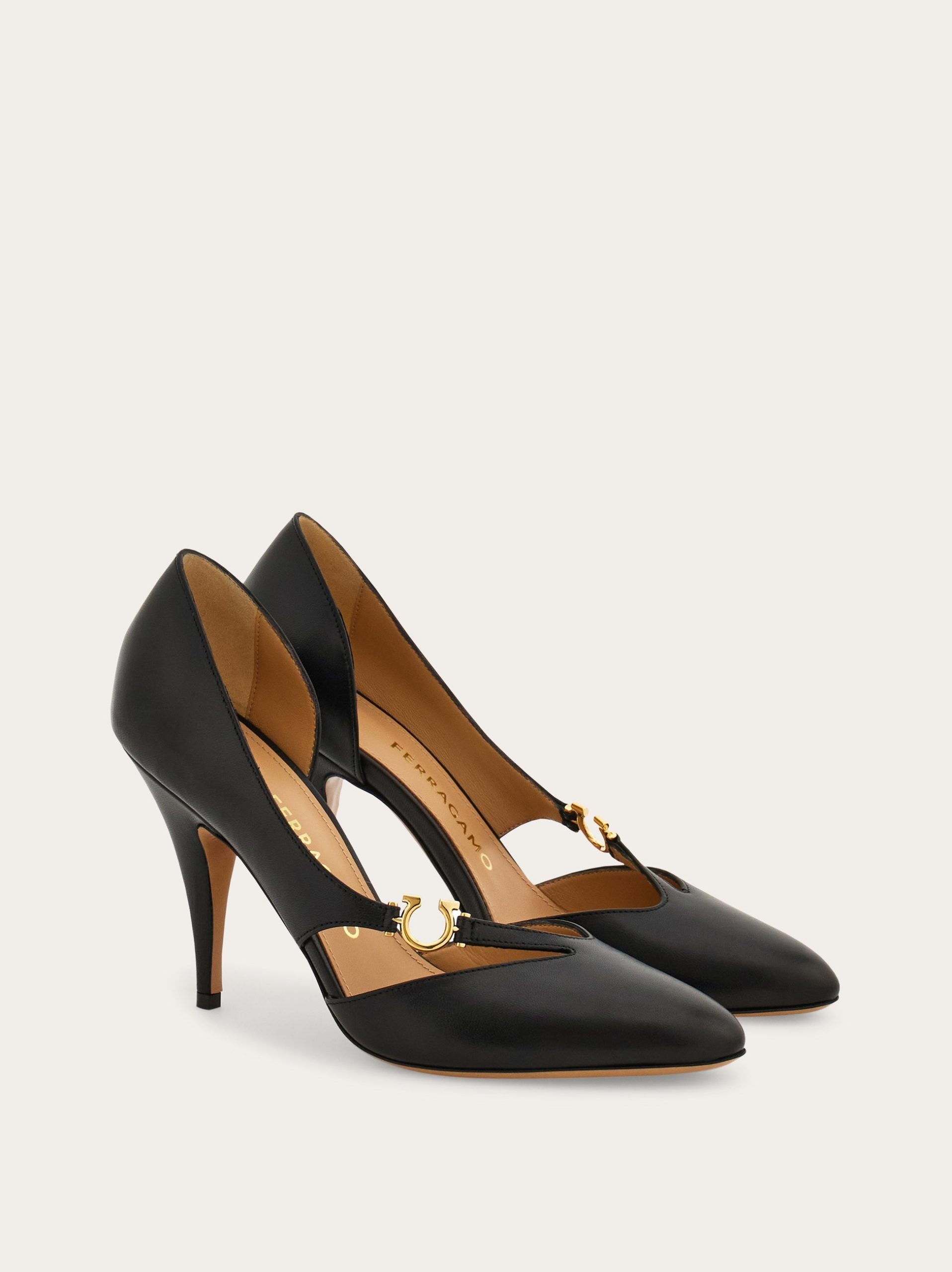 Ferragamo Pump with Gancini detail - Image 5
